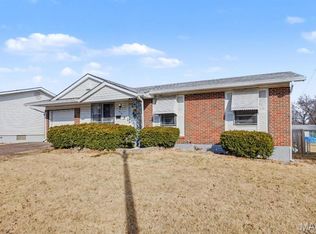 915 Shamrock Dr, Hazelwood, MO 63042