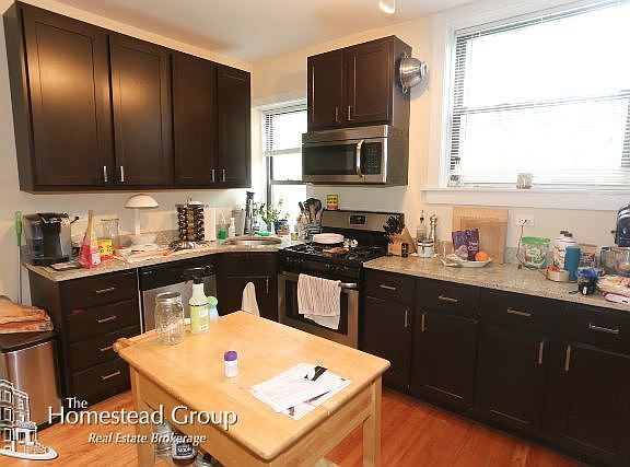 2nd image of 3717 N Leavitt St #02