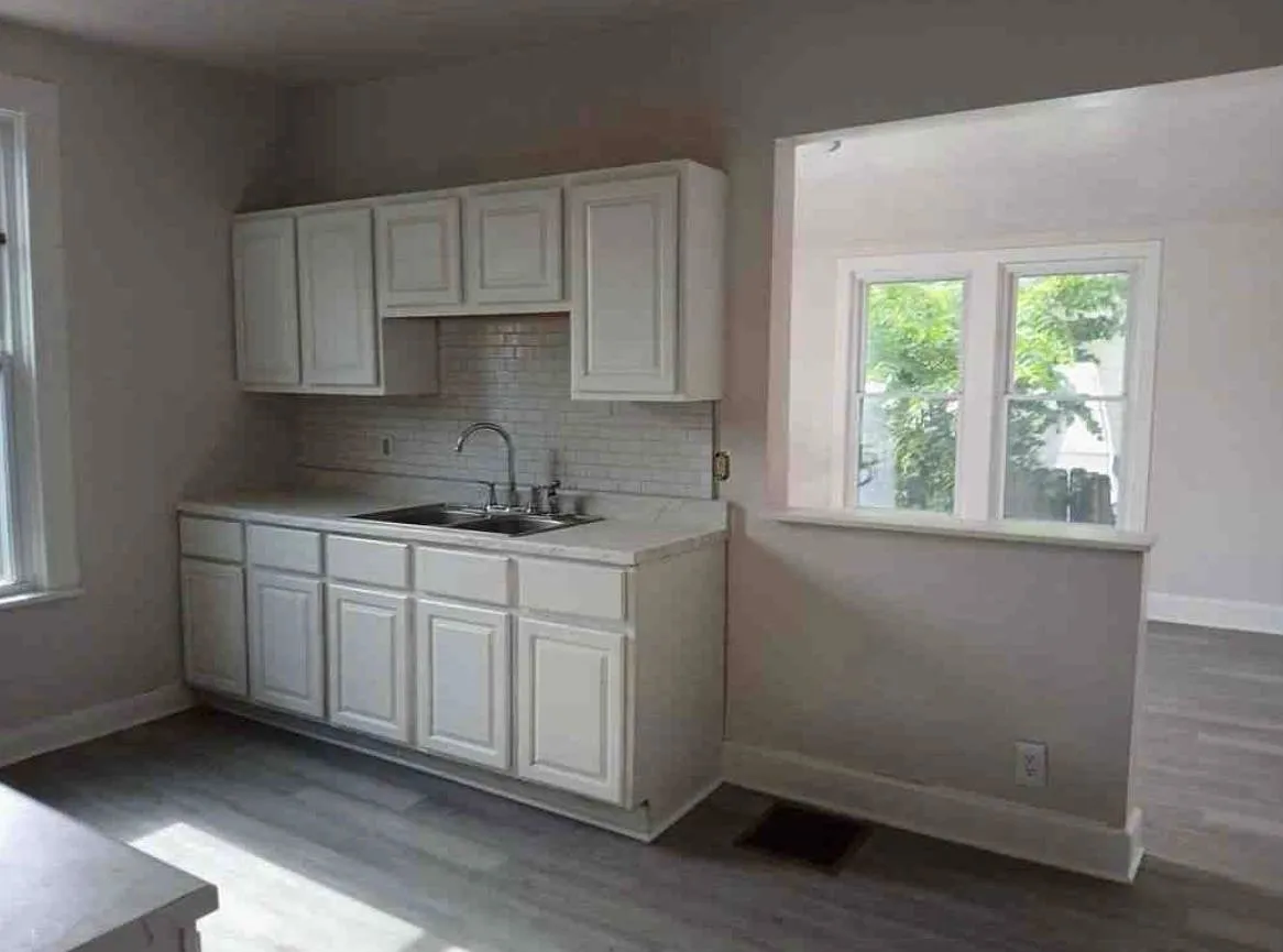 5 bed, 2.0 bath, 2000 sqft, $1,900 — Photo 1