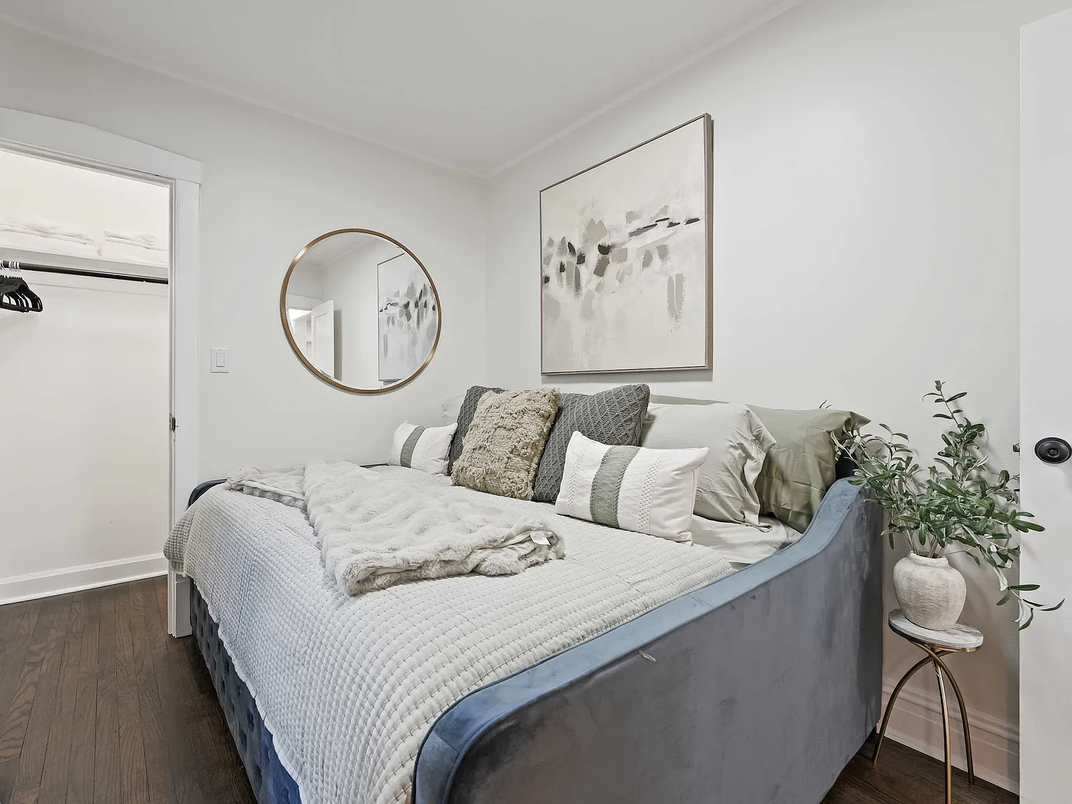 5 bed, 2527 sqft, $8,100 — Photo 3