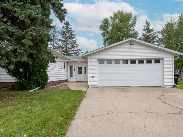 1136 9th St SW, Valley City, ND 58072