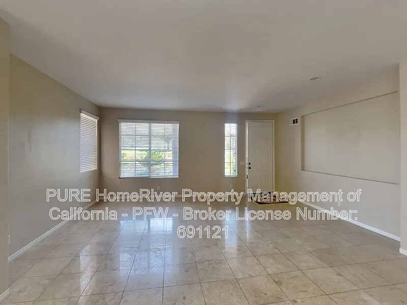 4 bed, 3.0 bath, 3525 sqft, $5,900 — Photo 2