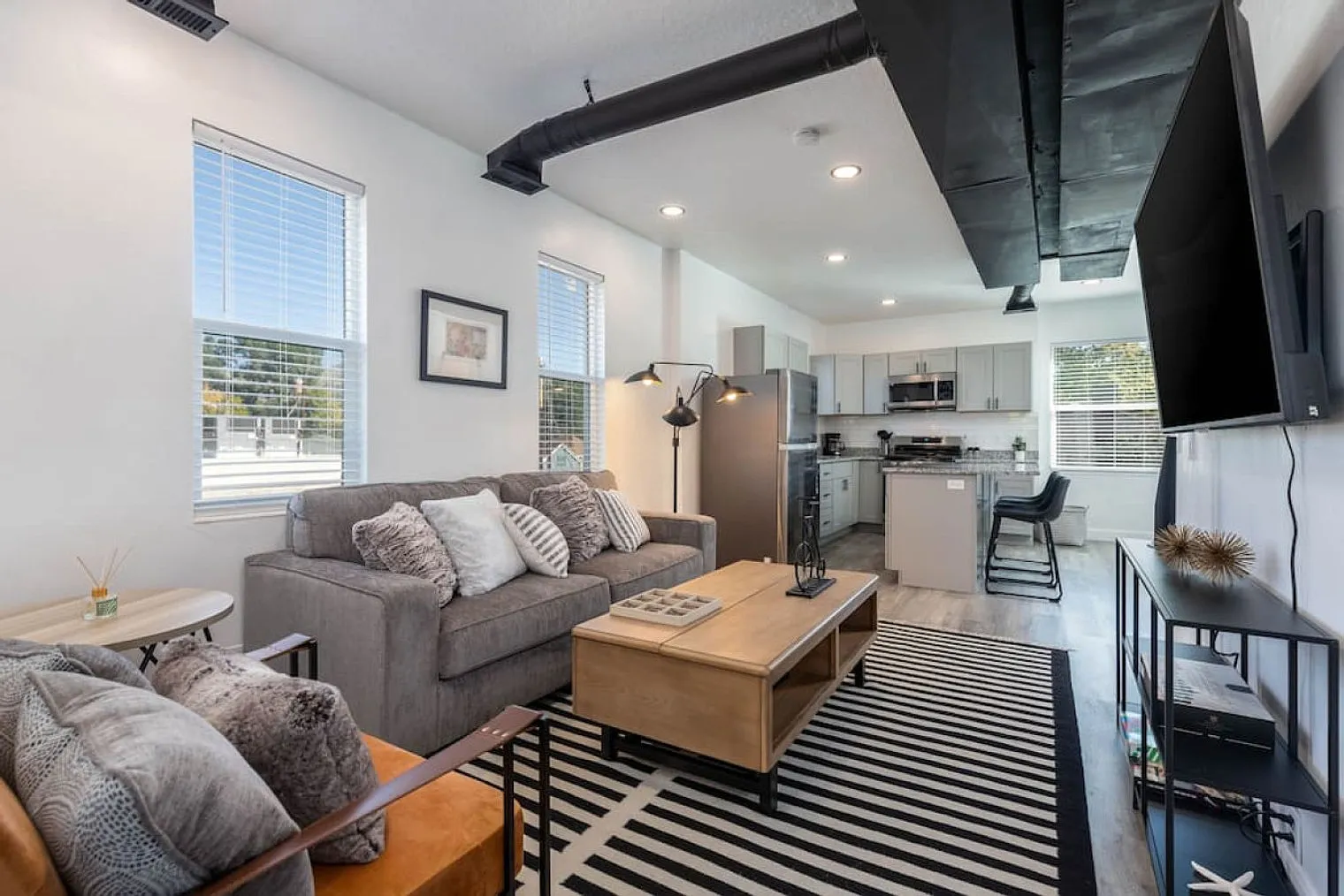 1 bed, 1.0 bath, 807 sqft, $2,777 — Photo 2