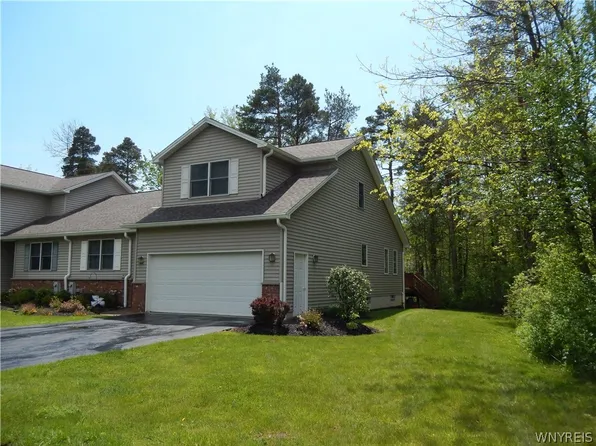 1605 Old Manor Dr, Derby, NY 14047