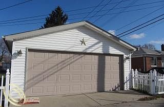 3rd image of 2481 Ferris Ave