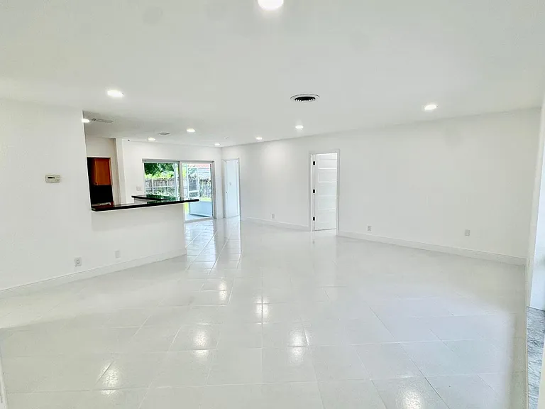 1200 SW 12th Ter — Photo 2