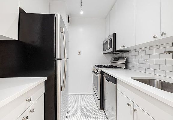 4th image of 245 E 44th St APT 12D