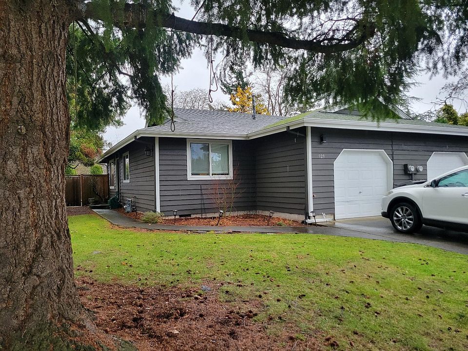 Cute one level duplex with attached garage.