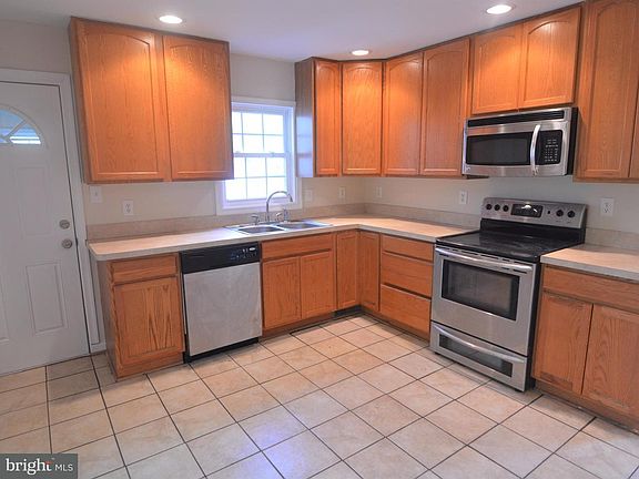 4th image of 525 Sanford Dr