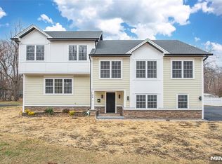 24 Shrewsbury Dr, Livingston, NJ 07039