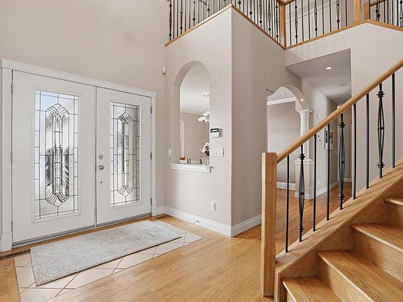 2nd image of 327 W Rodeo Rdg