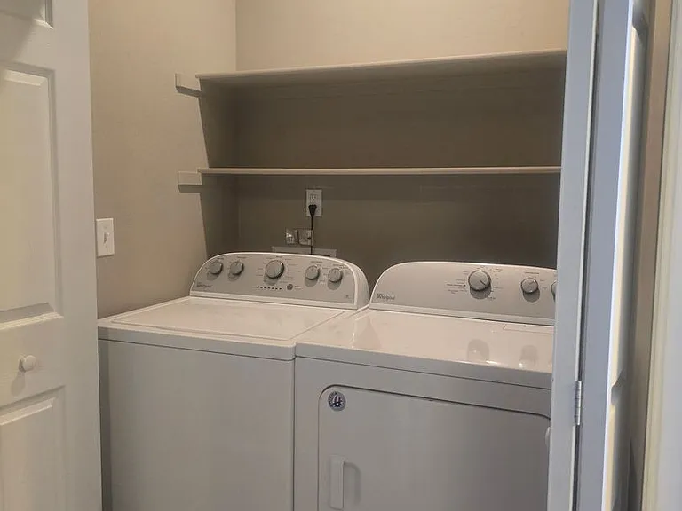 1558 Poplar Dr — Photo 12