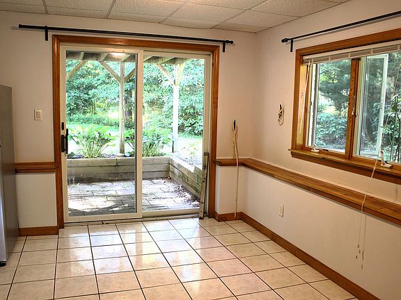 Dining area w/slider to patio