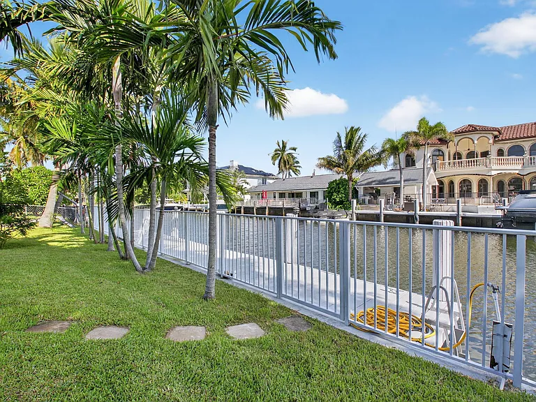 937 Banyan Dr — Photo 6