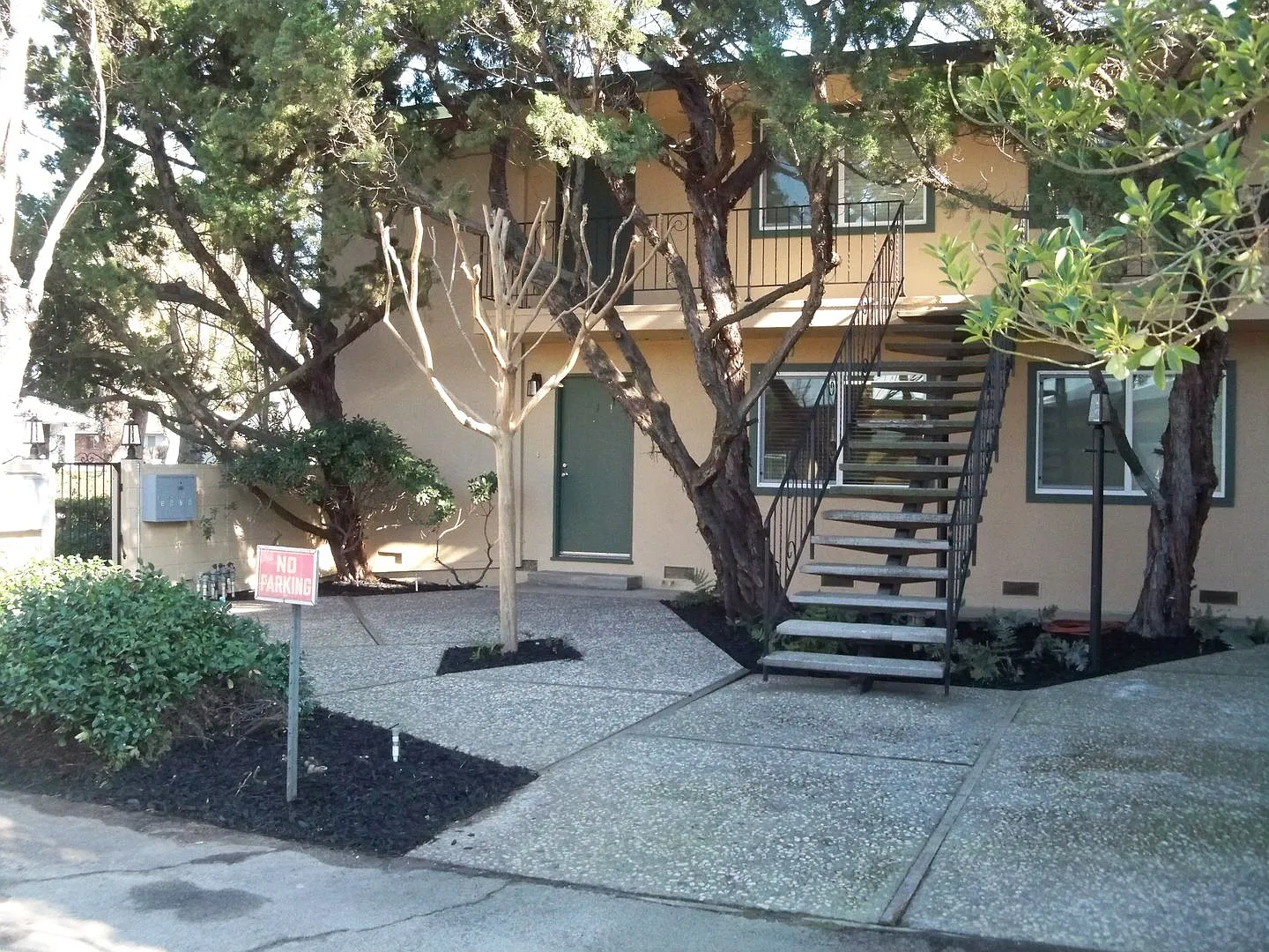 2401 Vera Cruz Dr — Photo 2