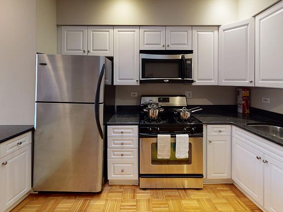 3rd image of 4008 N Clarendon Ave Unit 2