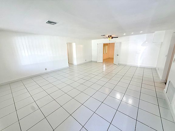 3rd image of 118 SE 10th Ct