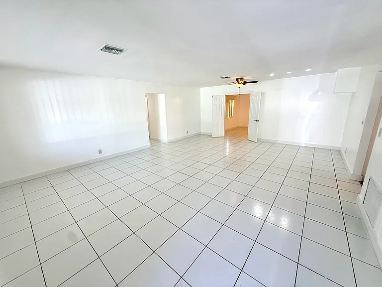 118 SE 10th Ct — Photo 3