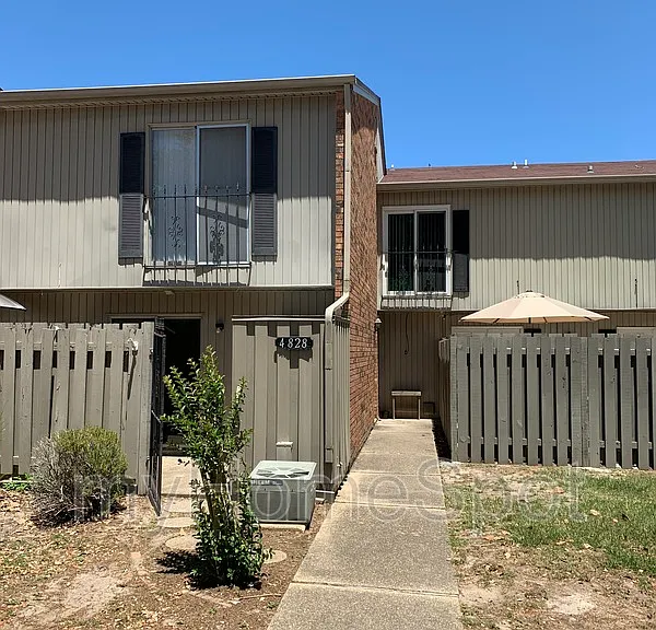 4828 Huron Dr — Photo 1