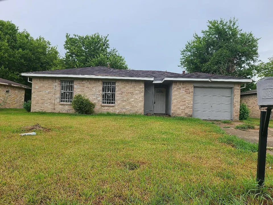 12823 Glenhollow Dr