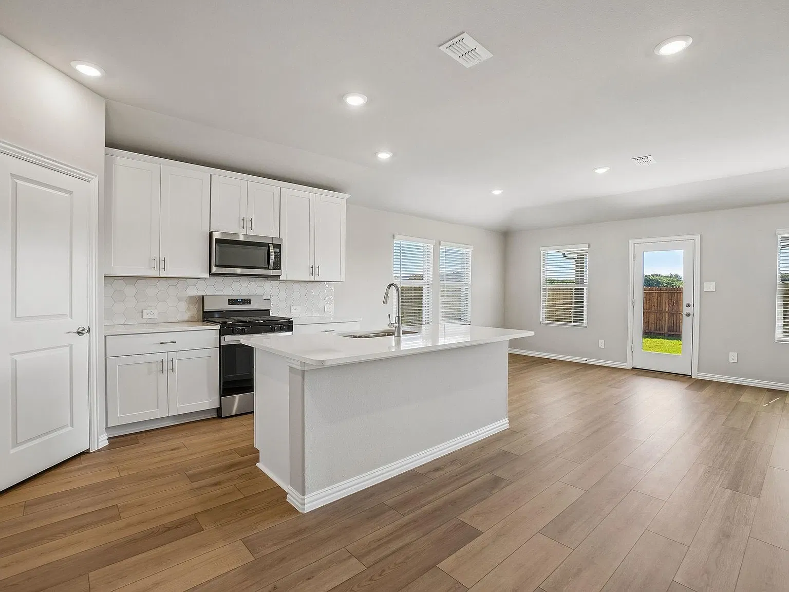 4 bed, 2059 sqft, $2,450 — Photo 2