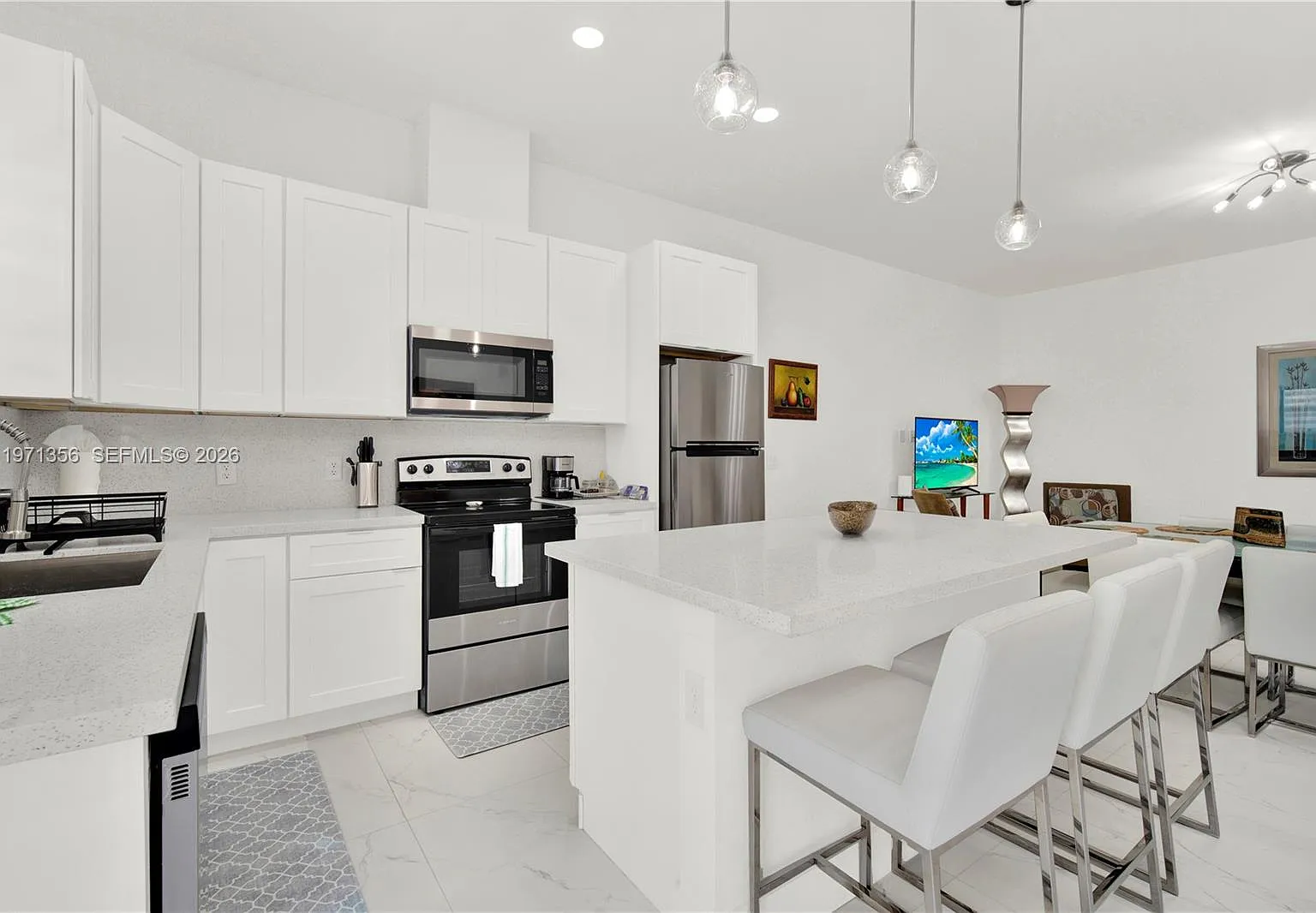 3 bed, 2.0 bath, 1200 sqft, $2,400 — Photo 4