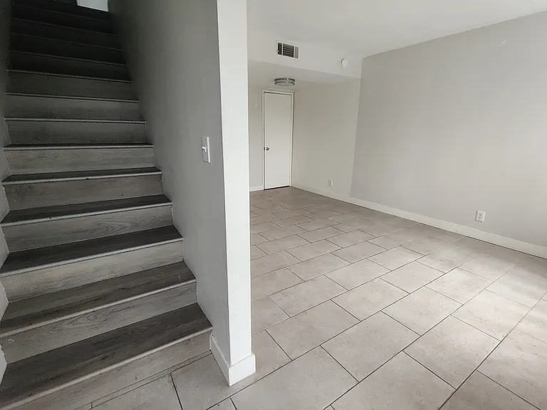 3338 E 6th St — Photo 9