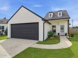 210 San Sebastian Dr, Youngsville, LA 70592