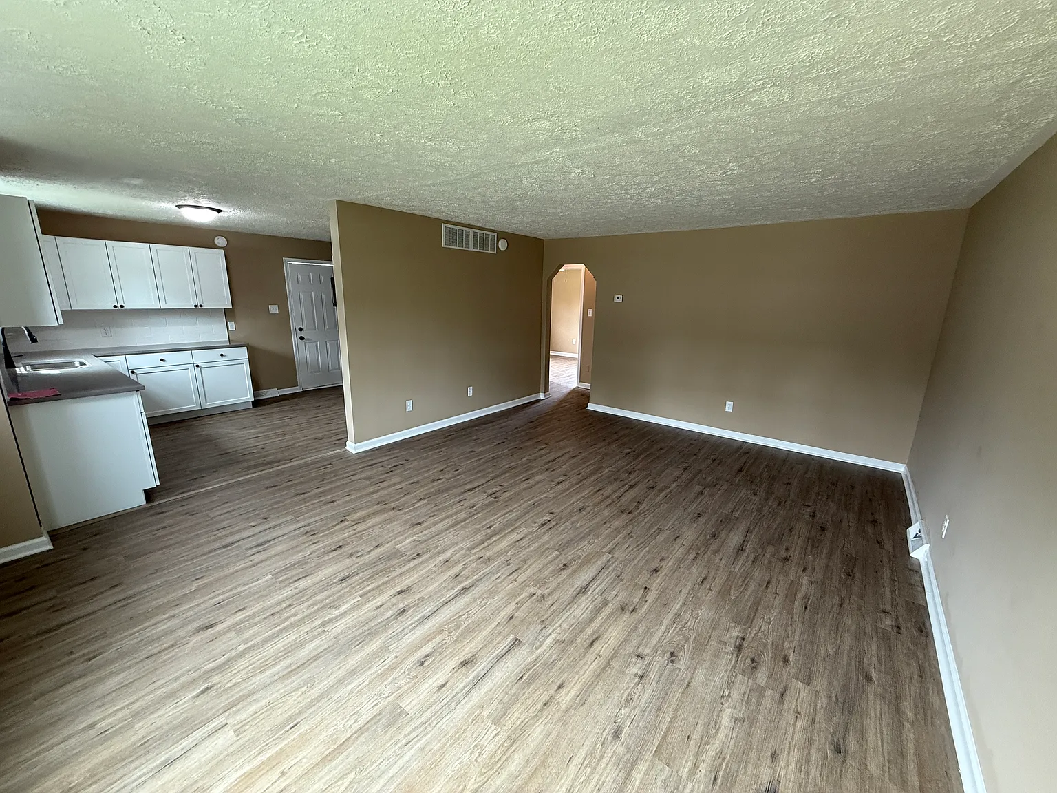 2 bed, 862 sqft, $1,600 — Photo 3