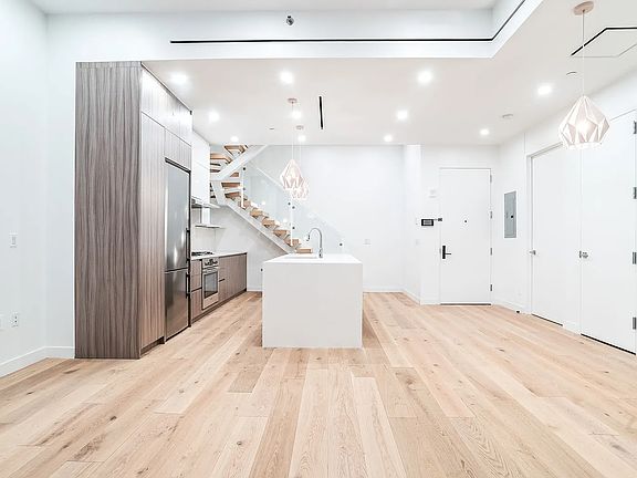 5th image of 249 E 50th St #Townhouse