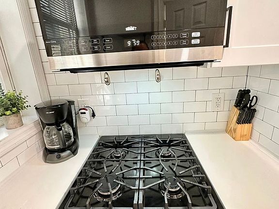 4th image of 2371 Arthur Ave #3
