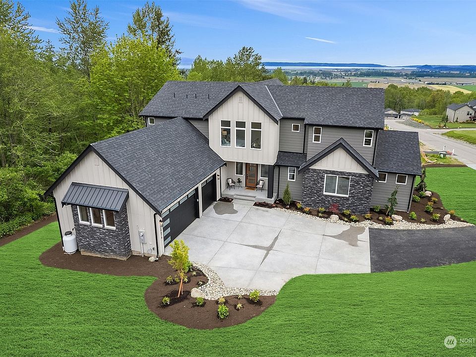 Photo is of the Model Home lot 14>