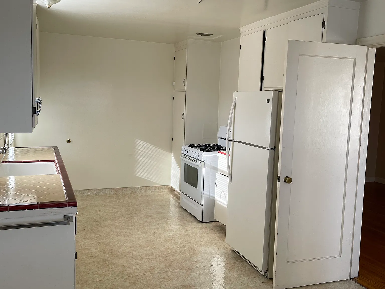 1 bed, 800 sqft, $2,400 — Photo 2