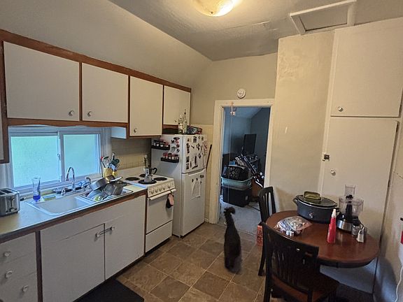 4th image of 329 Ives Ave #3