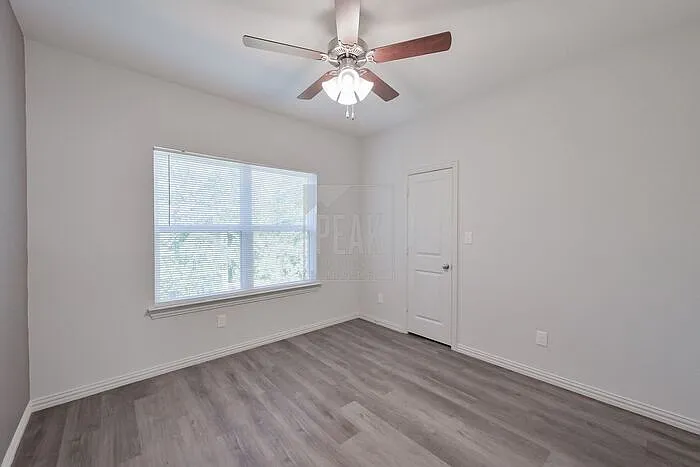 1616 Ash Crescent St — Photo 8