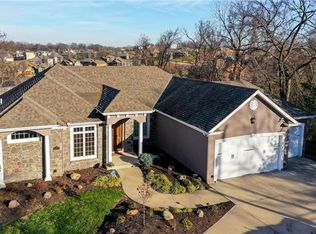 10420 Chateau Ln, Parkville, MO 64152