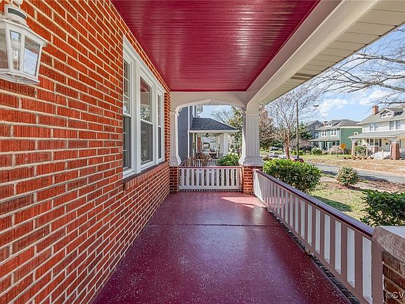 3rd image of 3037 Montrose Ave