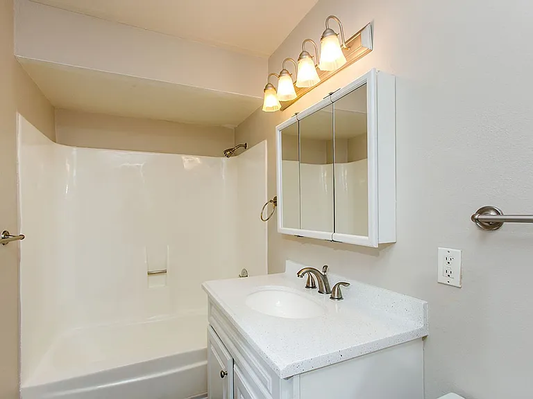 Surfcaster Apartments — Photo 52