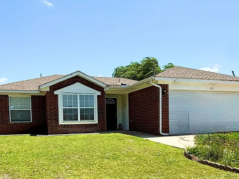 921 Kenwood Dr — Photo 1