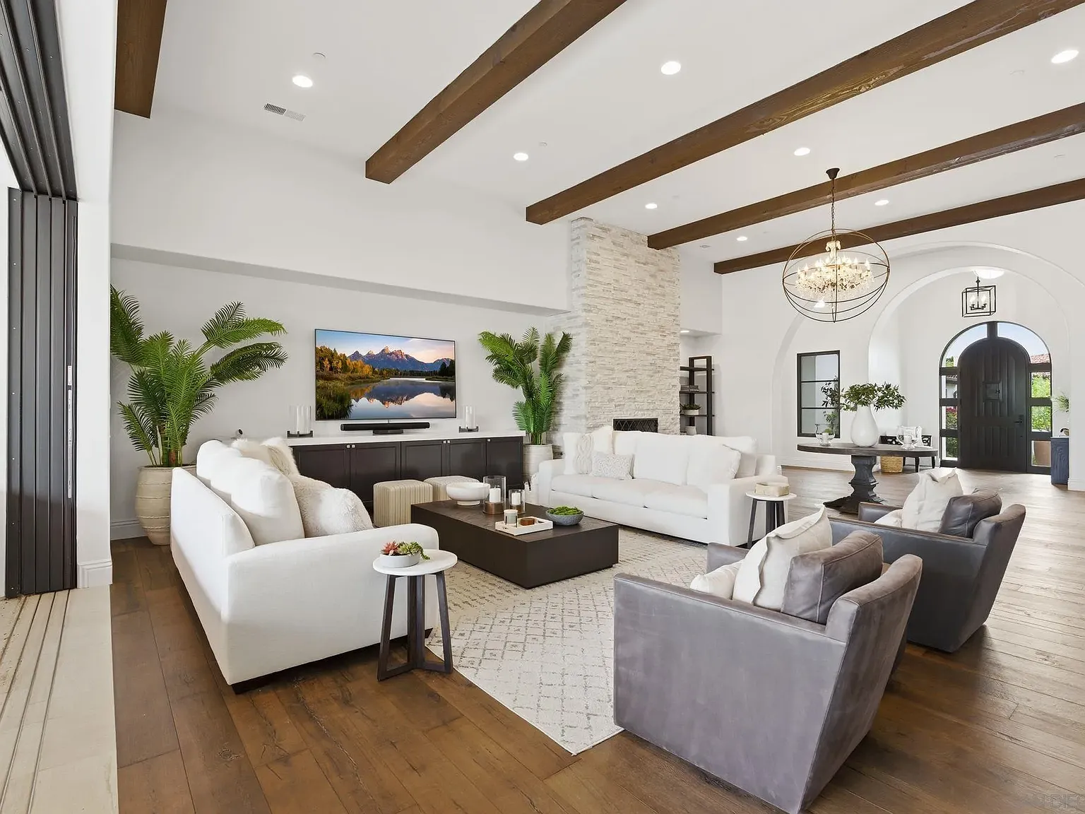4 bed, 5.5 bath, 5436 sqft, $28,000 — Photo 4