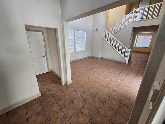 4th image of 923 Dry Creek Pl