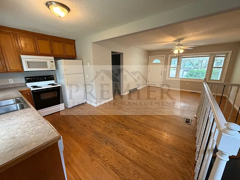 504 Westwood Dr — Photo 6