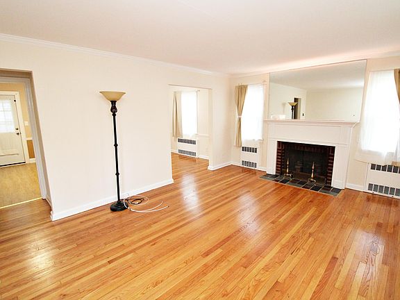 3rd image of 2319 Yorktown St