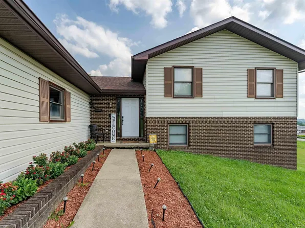 1102 Deerfield Dr, Fairmont, WV 26554