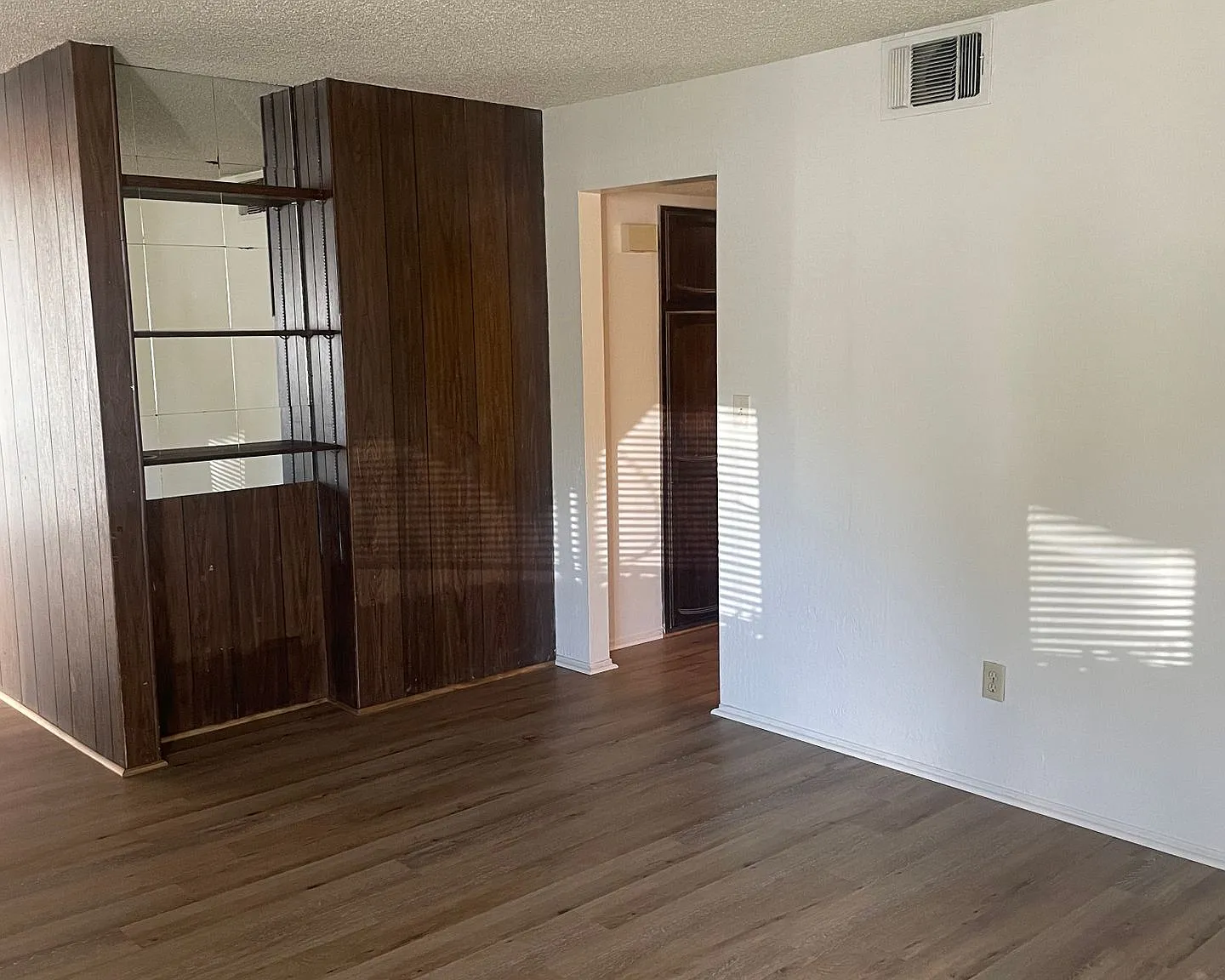 2040 Victor Avenue — Photo 2