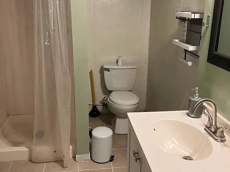 526 E Graham Pl — Photo 5