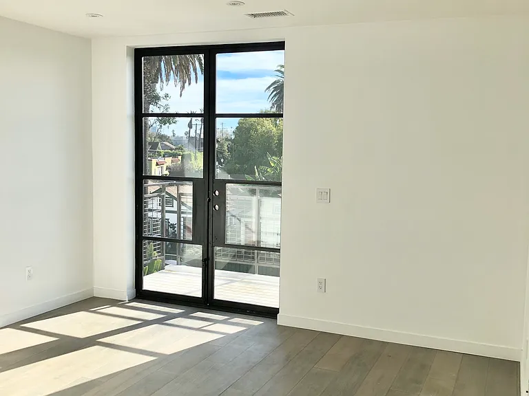 1317 Cabrillo Ave — Photo 30