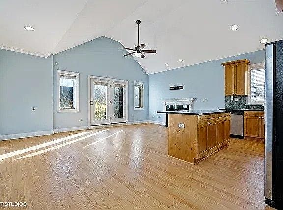 3rd image of 826 W Windsor Ave APT 3W