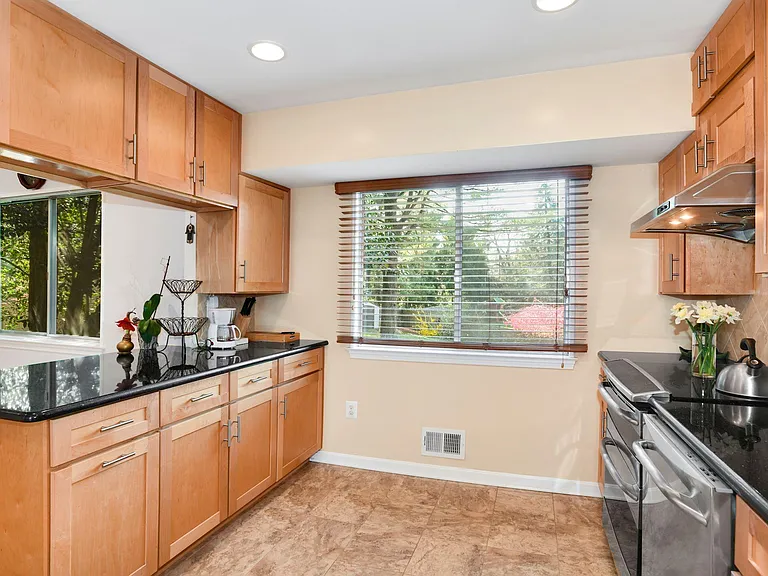 6 Grovepoint Ct — Photo 10