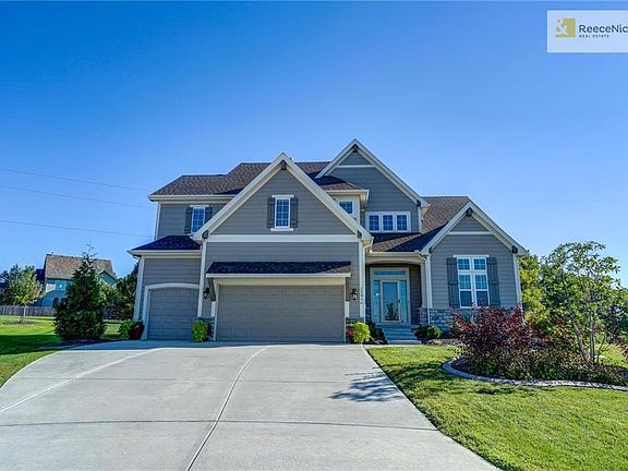 Welcome HOME! Enjoy the beautiful curb appeal and landscaping as you make your way to the door. This is a James Engle Aspen floor plan.